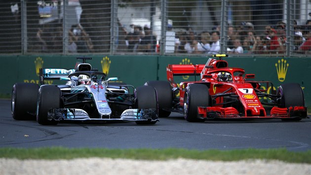 Lewis Hamilton (vlevo) a Kimi Rikknen ve Velk cen Austrlie formule 1.