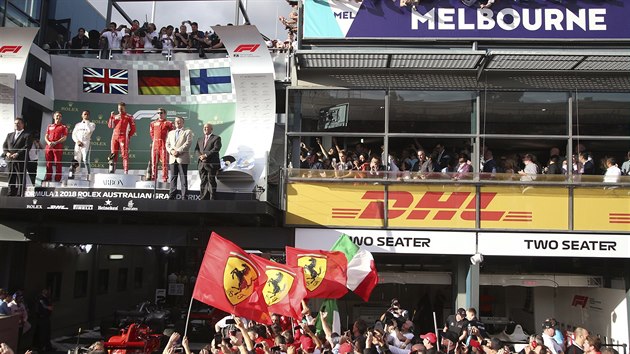 Sebastian Vettel slav vtzstv ve Velk cen Austrlie formule 1, s nm i fanouci Ferrari.