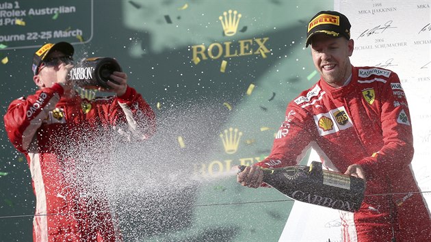 Sebastian Vettel slav vtzstv ve Velk cen Austrlie formule 1, s nm i dal jezdec Ferrari Kimi Rikknen.