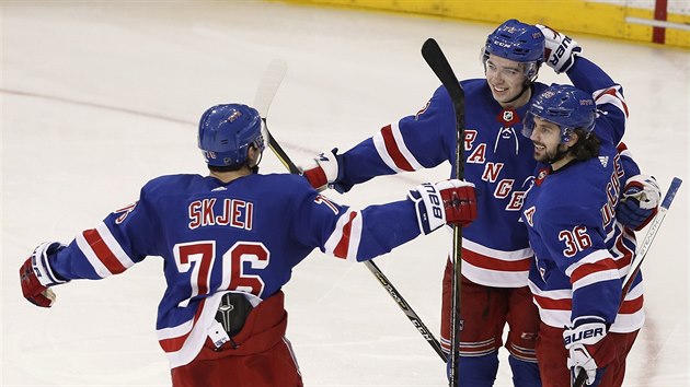 Filip Chytil (uprostřed). Brady Skjei a Mats Zuccarello slaví gól New York Rangers.