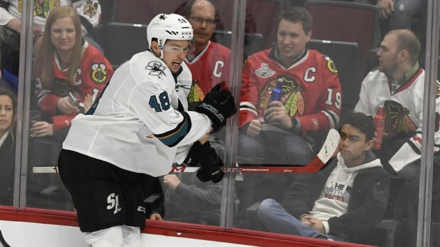 Tom Hertl ze San Jose slav gl v utkn proti Chicagu.