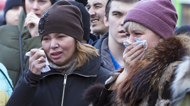 Lid truchl za obti poru v obchodnm centru v ruskm mst Kemerovo. (26. 3. 2018)