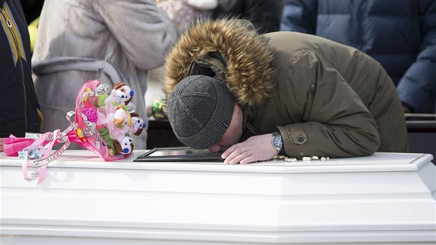 V Kemerovu pohbili prvn obti tragickho poru obchodnho domu. (28. bezna 2018)