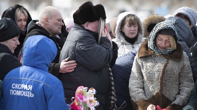 V Kemerovu pohřbili první oběti tragického požáru obchodního domu. (28. března 2018)