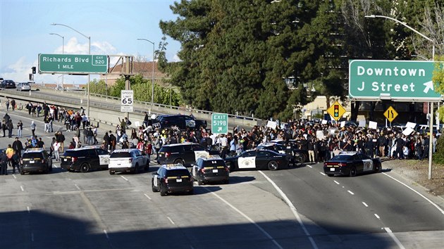 Obyvatelé Sacramenta zablokovali jednu z hlavních dopravních komunikací na protest proti zastřelení neozbrojeného Afroameričana při policejní akci. (22. března 2018)