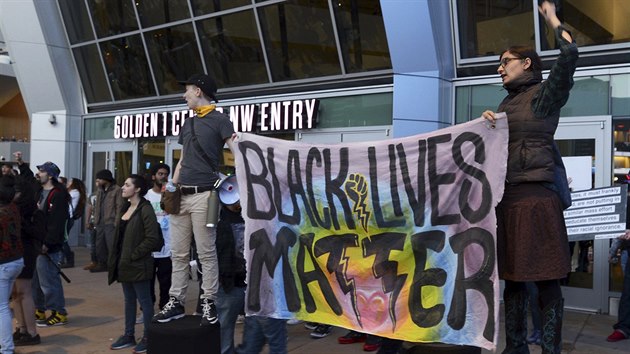 Obyvatelé Sacramenta se shromáždili před stadionem Golden 1 Center na protest proti zastřelení neozbrojeného Afroameričana při policejní akci. (22. března 2018)