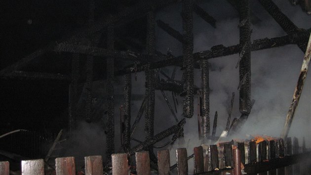 Po��r d�ev�n� stodoly ve Vala�sk� Byst�ici.