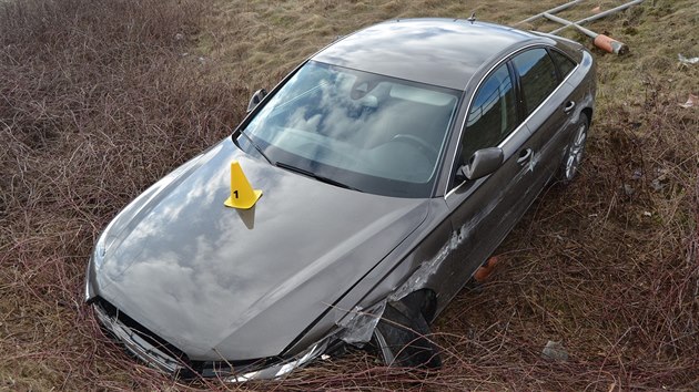 Policisté škodu na autě vyčíslili na 350 tisíc korun.