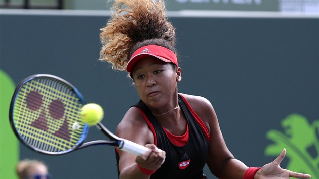 Japonsk tenistka Naomi sakaov v duelu se Serenou Williamsovou.