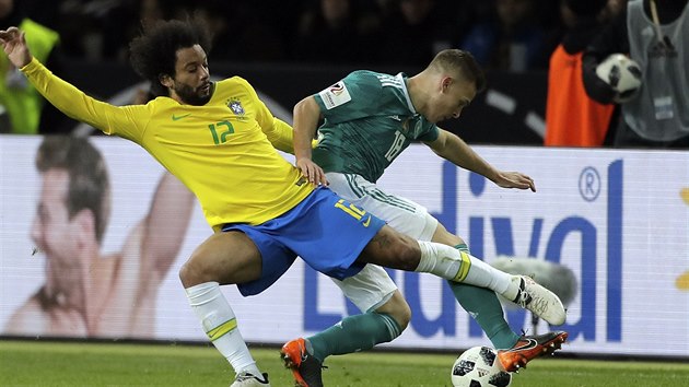 Brazilský fotbalista Marcelo (vlevo) v souboji s Němcem Joshuou Kimmichem.