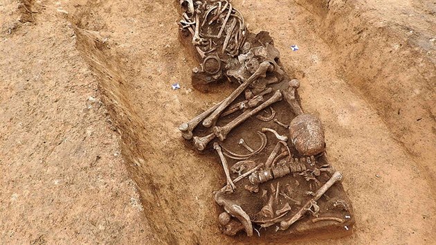 Hroby, klov jmy, rzn ndoby i hradit z doby bronzov. To ve objevili archeologov v okol Plaan. (20. 3. 2018)