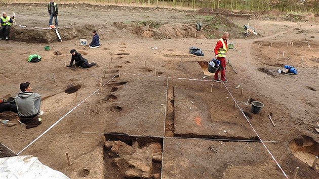 Hroby, klov jmy, rzn ndoby i hradit z doby bronzov. To ve objevili archeologov v okol Plaan. (20. 3. 2018)