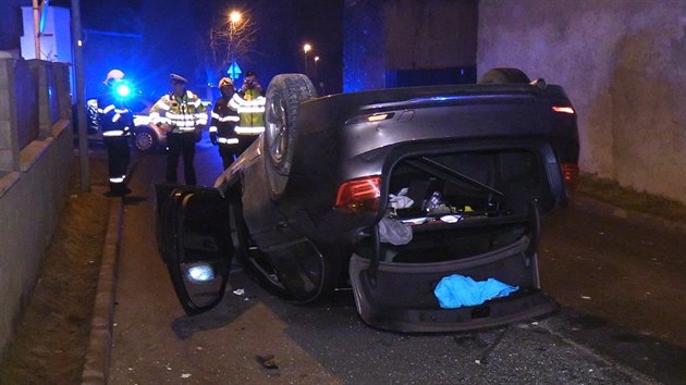 Auto na stee v Pitkovicch u Prahy. (26.3.2018)