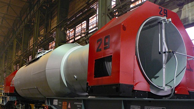 Pohled na speciální vagón k přepravě surového žhavého železa, který pro rakouskou ocelárnu vyrobily uničovské strojírny.