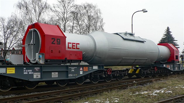 Pohled na speciální vagón k přepravě surového žhavého železa, který pro rakouskou ocelárnu vyrobily uničovské strojírny.