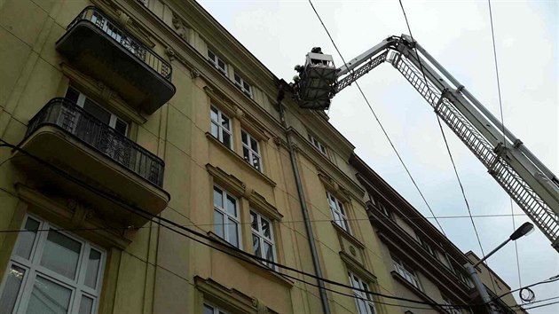 Z domu v centru Olomouce spadlo na chodník několik cihel, nikdo z kolemjdoucích naštěstí nebyl zraněn. Hasiči na místě zasahovali s výškovou plošinou.