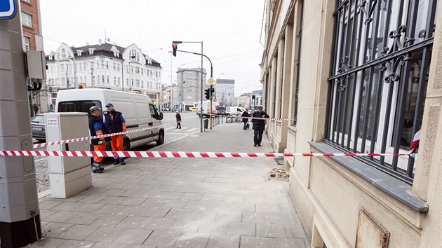 Z domu v centru Olomouce spadlo na chodník několik cihel z římsy a také kusy omítky, nikdo z kolemjdoucích naštěstí nebyl zraněn.