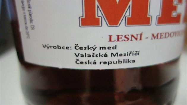 Na etiketě je uvedený jako výrobce Český med, Valašské Meziříčí, Česká republika a na daňovém dokladu je neexistující IČO.