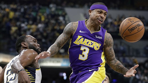 Isaiah Thomas (vpravo) z LA Lakers svd souboj o m s Alem Jeffersonem z Indiany.