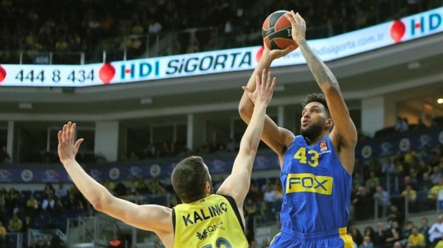 Jonah Bolden (vpravo) z Maccabi Tel Aviv st��l� na ko� Fenerbahce p�es Nikolu Kalini�e.