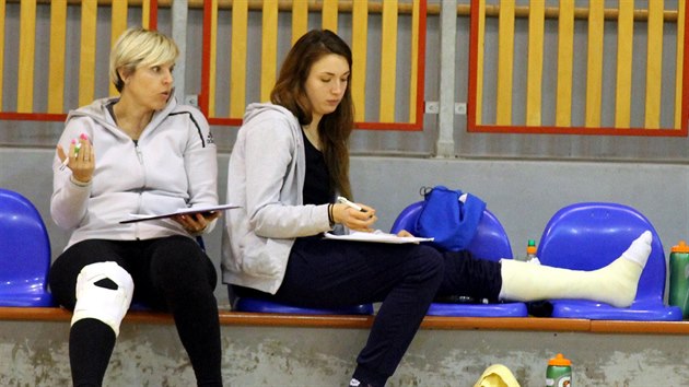 Na lavice Frdku-Mstku posedvaly zrann asistentka trenra Alexandra Dedkov a blokaka Kateina Kvapilov (zleva).