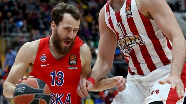 Sergio Rodriguez z CSKA Moskva v duelu s Olympiakosem