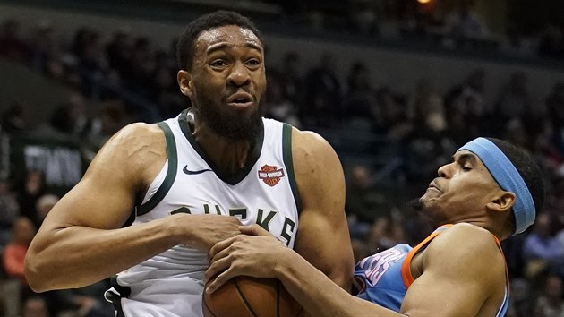 Jabari Parker (vlevo) z Milwaukee se petlauje o m s Tobiasem Harrisem z LA Clippers.