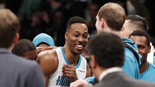 Dwight Howard pijm gratulace spoluhr z Charlotte.