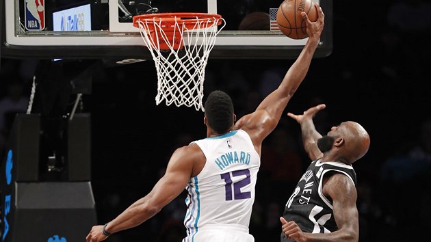 Dwight Howard (vlevo) z Charlotte bere m z rukou Quincyho Acyho z Brooklynu.