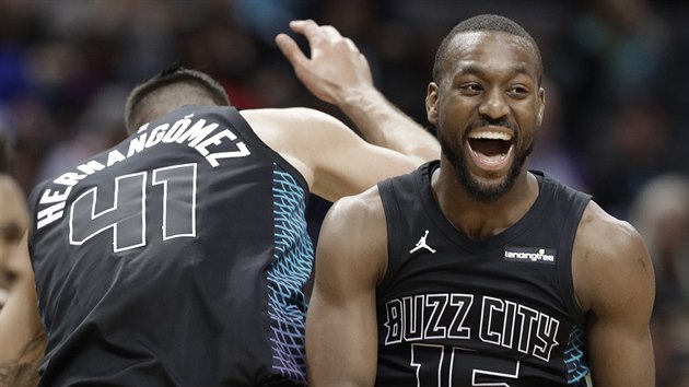 Willy Hernangmez (vlevo) a Kemba Walker oslavuj povedenou akci Charlotte s Memphisem.