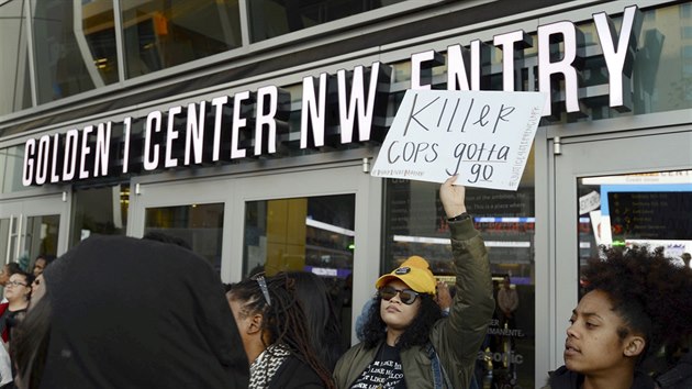 Vstupy arny Golden 1 Center ped zpasem NBA mezi Sacramentem a Atlantou zablokovali demonstranti proti policejnmu nsil.