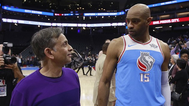 Vivek Ranadiv, majitel Sacramento Kings, a Vince Carter, nejstar hr NBA, v atmosfe po mrt Stephona Clarka.