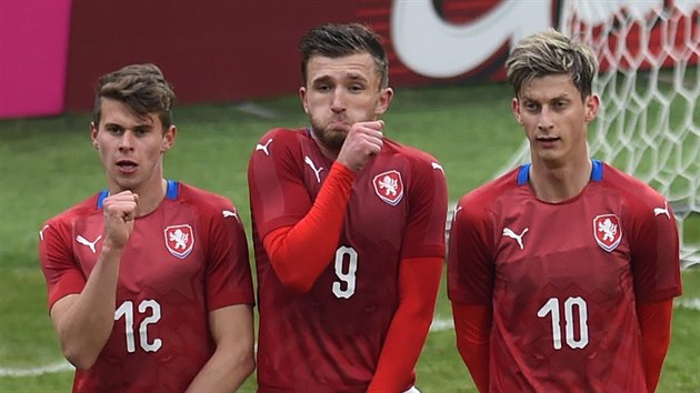 Filip Hašek, Daniel Trubač a Roman Macek (zleva) tvoří českou zeď v zápase s chorvatskou jedenadvacítkou.