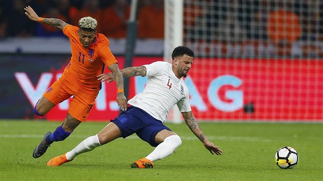 Kyle Walker (vpravo) z Anglie v souboji s Patrickem van Aanholtem z Nizozemska.