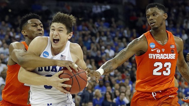 Grayson Allen (v blm) z Duke to na ko Syracuse kolem Tyuse Battlea (vlevo) a Franka Howarda (23).