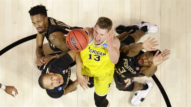 Moritz Wagner (13) z Michiganu zakonuje na ko Florida State mezi Braianem Angolou (nahoe vlevo),  C. J. Walkerem (dole vlevo) a Trentem Forrestem.