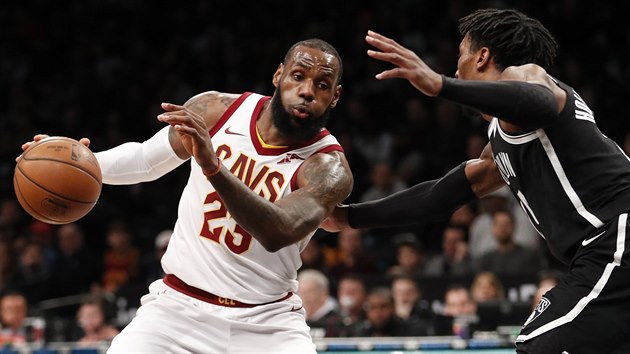 LeBron James (vlevo) z Clevelandu obchz Rondaeho Hollise-Jeffersona z Brooklynu.