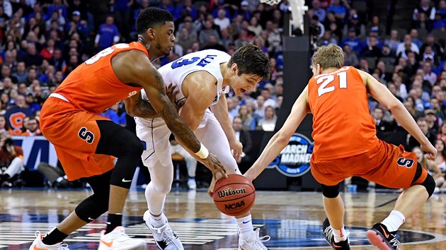 Grayson Allen (v blm) z Duke bojuje s Markem Doleajem (21) ze Syracuse.