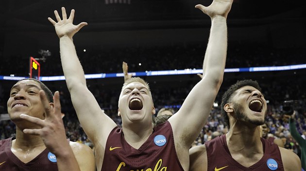 Lucas Williamson, Nick Dinardi a Christian Negron (zleva) oslavuj vtzstv Loyola-Chicago.