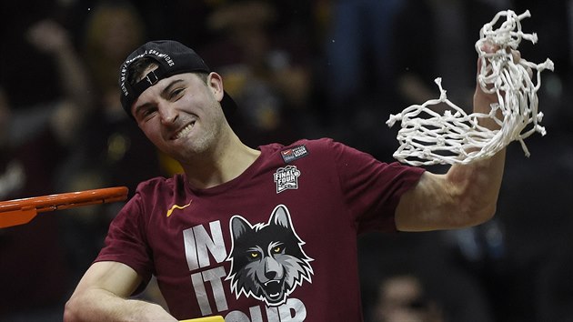 Ben Richardson oslavuje postup Loyola-Chicago na Final Four univerzitnho ampiontu NCAA.