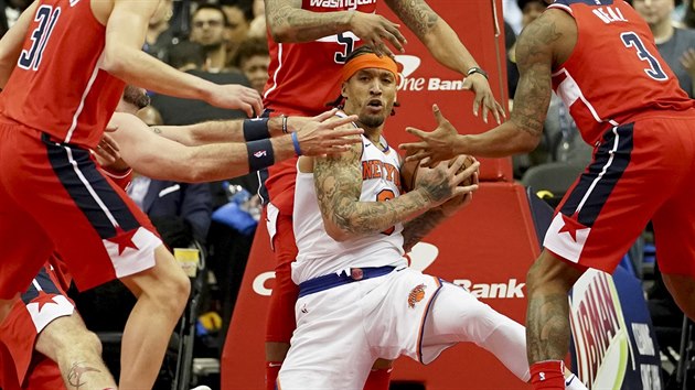 Michael Beasley z New Yorku pod tlakem washingtonsk� �ty�ky Tom� Satoransk� (31), Marcin Gortat, Markieff Morris (5) a Bradley Beal (3).