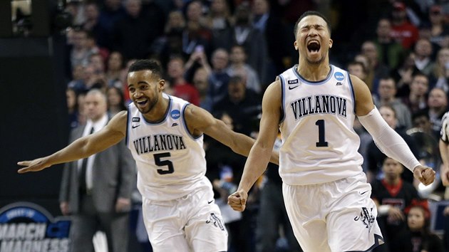 Phil Booth (vlevo) a Jalen Brunson oslavuj postup Villanovy na finlov turnaj March Madness.