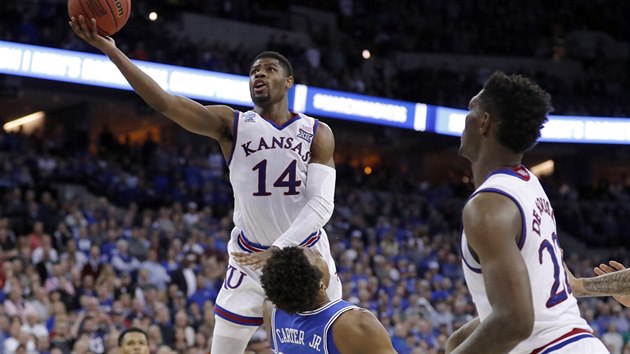 Malik Newman (14) z Kansasu don m do koe Duke pes Wendella Cartera Jr. (34).