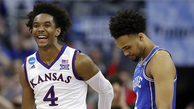 Devonte' Graham (vlevo) z Kansasu slav, Gary Trent Jr. pat do tmu poraench Duke.