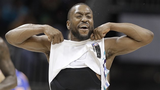 Kemba Walker z Charlotte oslavuje svou trojku proti New Yorku.