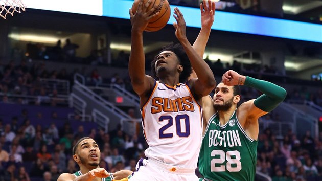 Josh Jackson (20) z Phoenixu zakonuje na ko Bostonu mezi Jaysonem Tatumem (vlevo) a Abdelem Naderem.