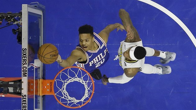 Markelle Fultz (v modrm) z Philadelphie don m do koe Denveru kolem Torreyho Craiga.