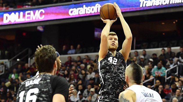 Davis Bertans ze San Antonia stl na ko Washingtonu.