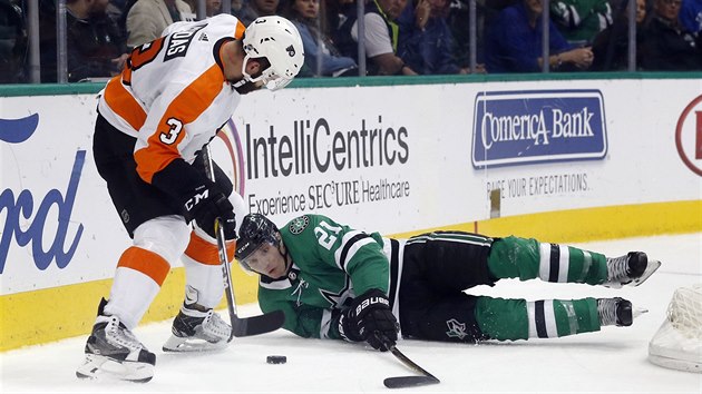 Radko Gudas (vlevo) z Philadelphie a Antoine Roussel z Dallasu bojuj o puk.