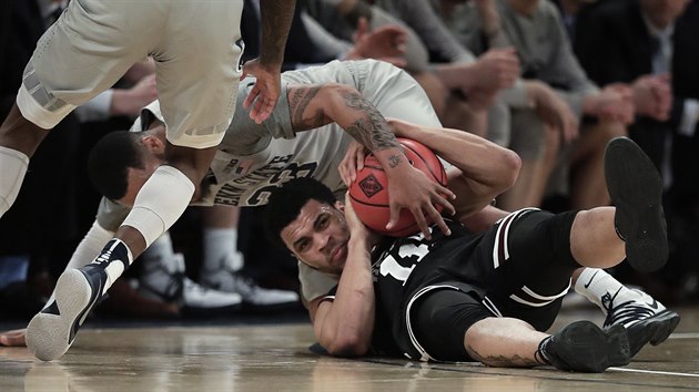 Quinndary Weatherspoon (11) z Mississippi State a Shep Garner (33) z Penn State bojuj v semifinle turnaje NIT o m.